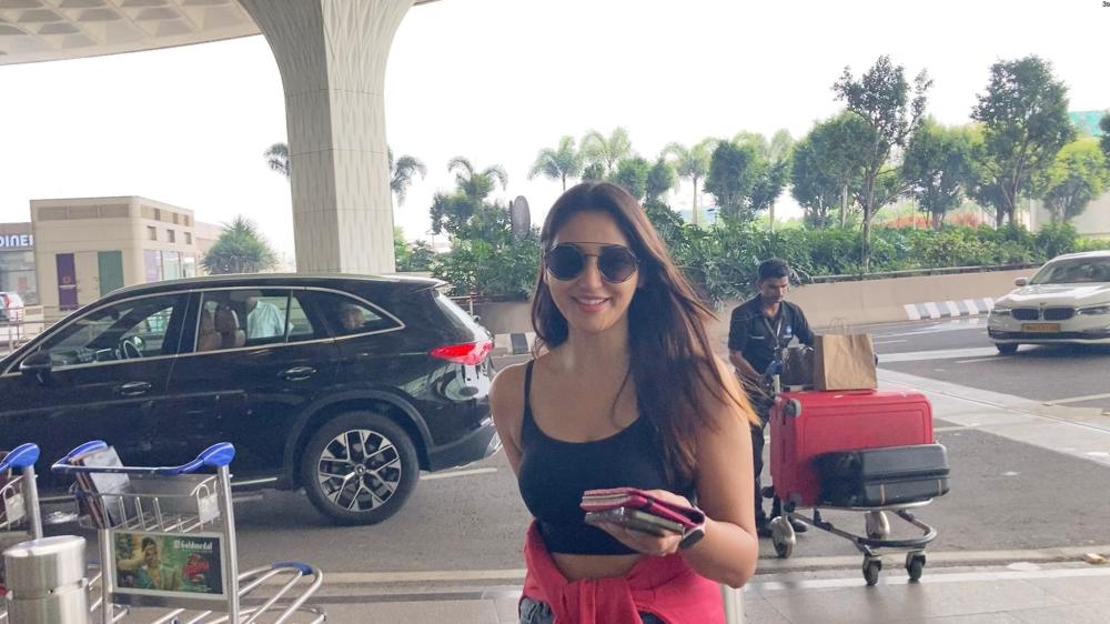 nikita-dutta-was-spotted-at-the-mumbai-airport-today-ready-to-jet-off-on-her-next-journey